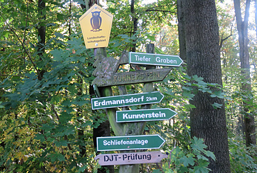 Schilder von Wanderwegen rund um Augustusburg